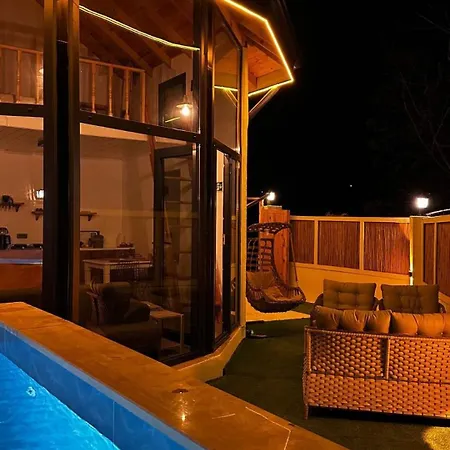 Chalet Sicak Havuzlu Ve Jakuzili 2 *